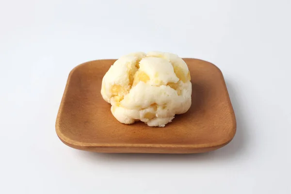 Pastel de pan al vapor de patata dulce oniman en plato de madera aislado sobre fondo blanco — Foto de Stock