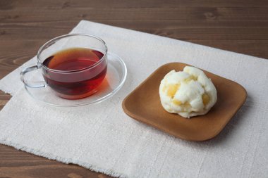 Tatlı patates buğulanmış kek tahtadan tepside oniman ve masada sıcak çay.