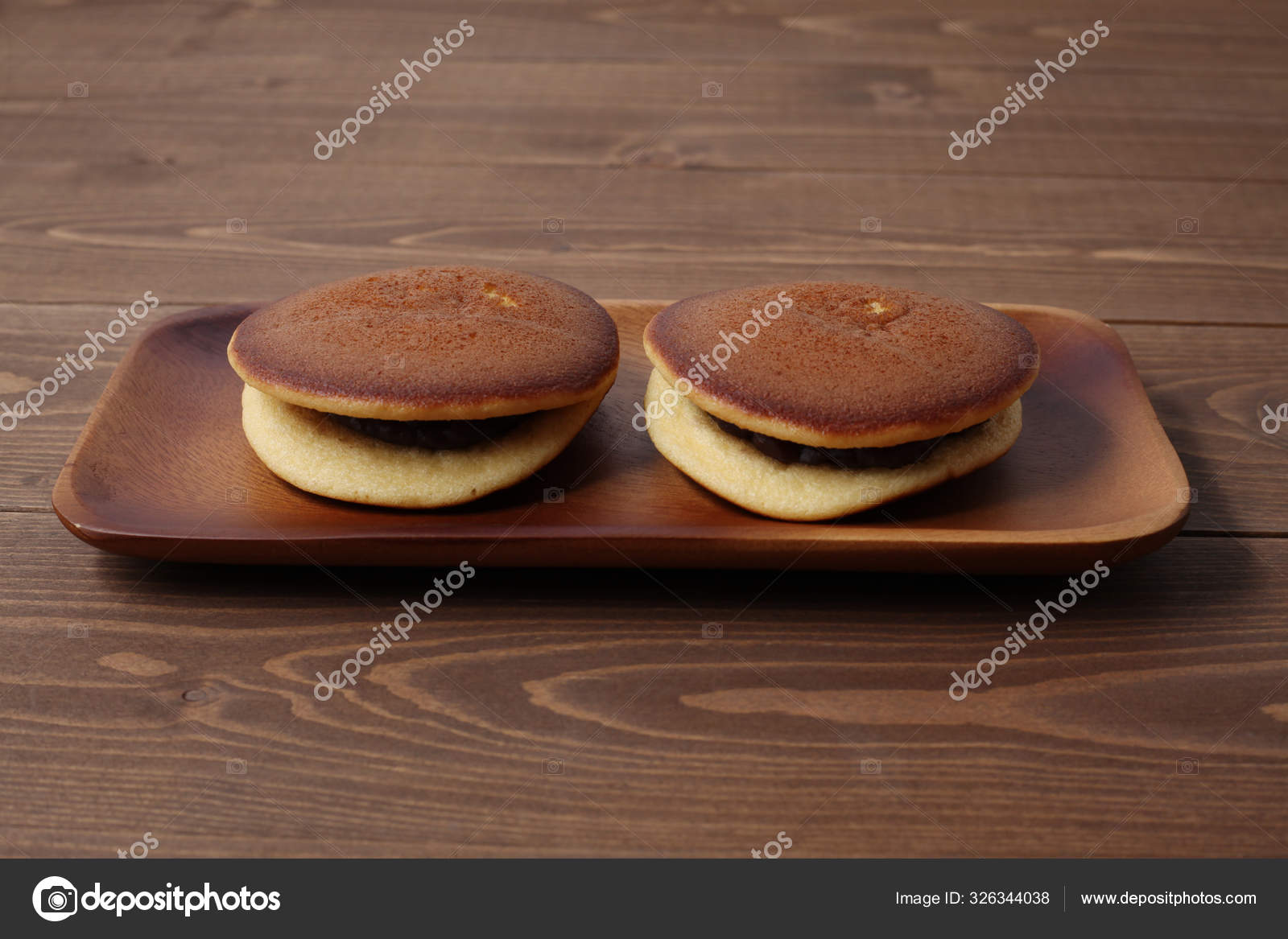 Dorayaki japanischer traditioneller Pfannkuchen isoliert auf Holztisch