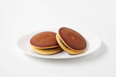 dorayaki japon geleneksel gözleme beyaz arka plan izole