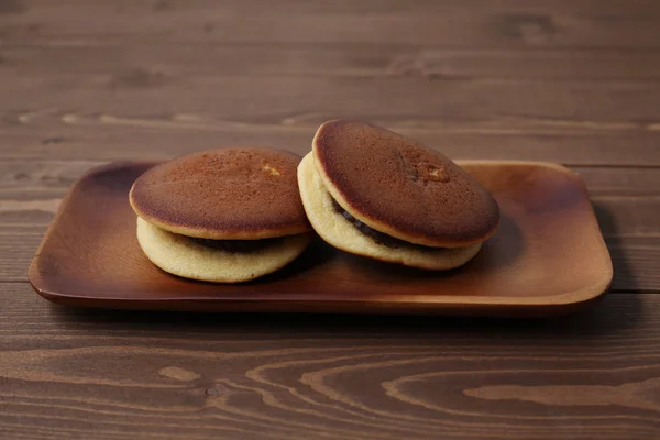 Dorayaki japanischer traditioneller Pfannkuchen isoliert auf Holztisch — Stockfoto