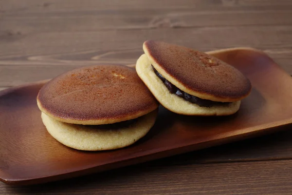 Dorayaki japanischer traditioneller Pfannkuchen isoliert auf Holztisch — Stockfoto