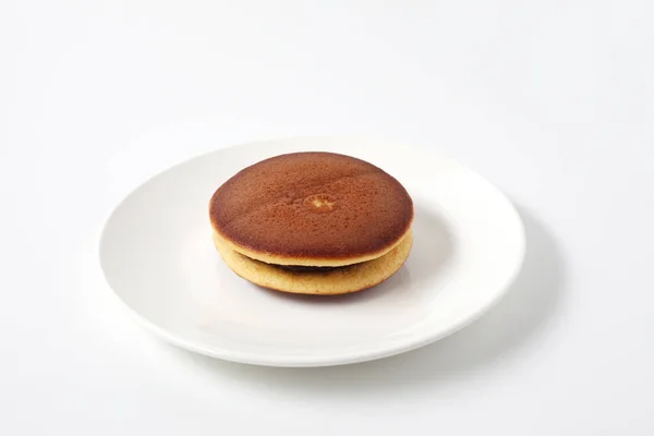 Dorayaki panqueque tradicional japonés aislado sobre fondo blanco — Foto de Stock