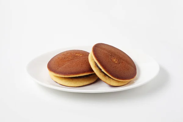 Dorayaki japanischen traditionellen Pfannkuchen isoliert auf weißem Hintergrund — Stockfoto