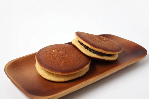 Dorayaki giapponese tradizionale pancake isolato su sfondo bianco — Foto Stock