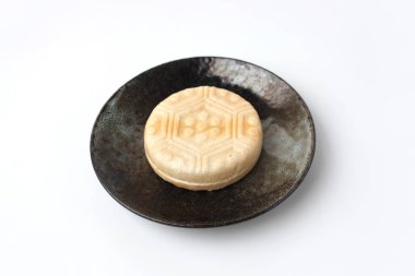 Monaka Japon şekerlemeleri beyaz arka planda kek yapıyor.