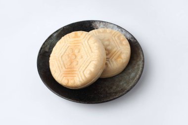 Monaka Japon şekerlemeleri beyaz arka planda kek yapıyor.