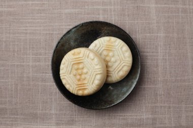 Monaka Japon şekerlemeleri masa örtüsünün üzerinde pasta yapıyor.