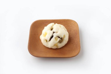 Beyaz arka planda izole edilmiş ahşap tabakta tatlı patates buğulama kek oniman