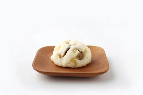 Édes burgonya párolt kenyér torta oniman fából készült lemezen elszigetelt fehér alapon — Stock Fotó