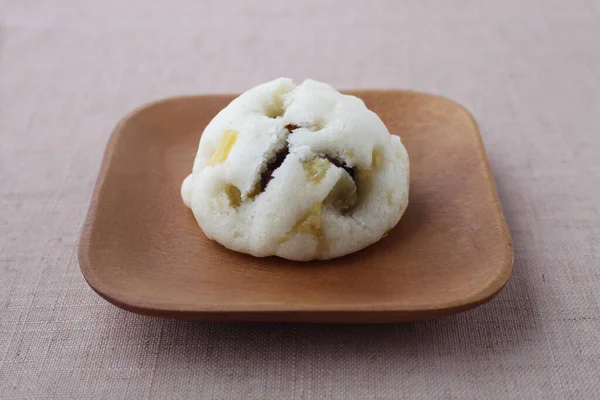 Γλυκό κέικ ψωμιού ατμού πατάτας oniman σε ξύλινο πιάτο που απομονώνεται στο τραπέζι — Φωτογραφία Αρχείου