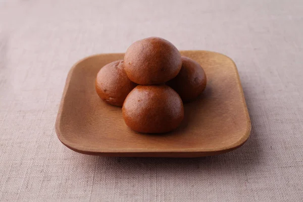 Manjyu ιαπωνικό παραδοσιακό κέικ ζαχαροπλαστικής wagashi στο πιάτο που απομονώνονται στο τραπέζι — Φωτογραφία Αρχείου