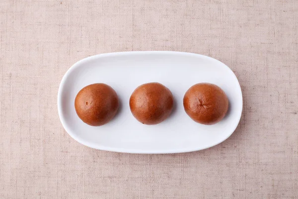 Manjyu Japanse traditionele zoetwaren taart wagashi op plaat geïsoleerd op tafel — Stockfoto