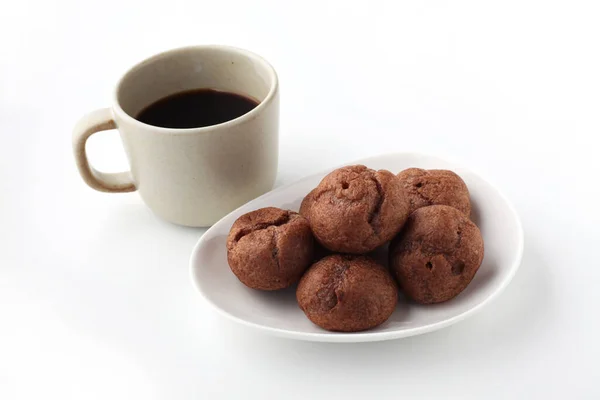 Schokoladencreme auf Teller mit heißem Kaffee isoliert auf weißem Hintergrund — Stockfoto