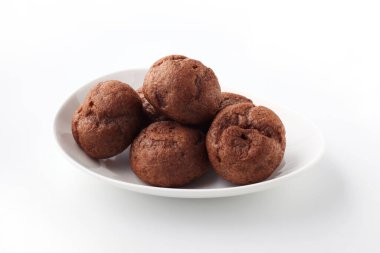 Beyaz arka planda izole edilmiş çikolata kremalı börekler.