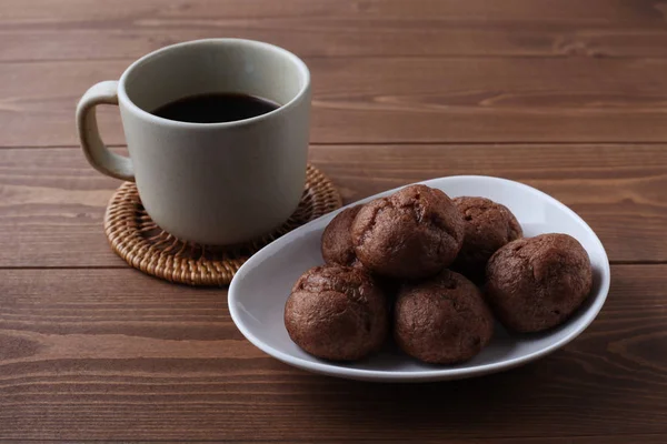 Schokoladencreme Auf Teller Mit Heißem Kaffee Isoliert Auf Holztisch — Stockfoto