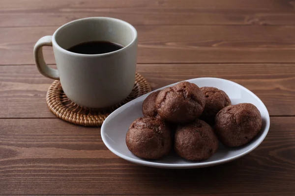 Soplos Crema Chocolate Plato Con Café Caliente Aislado Mesa Madera — Foto de Stock