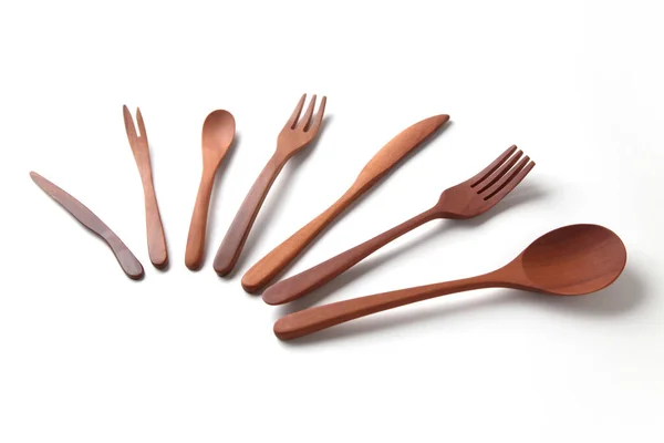 Cuchillos de madera sppons tenedores cuchillo aislado sobre fondo blanco — Foto de Stock