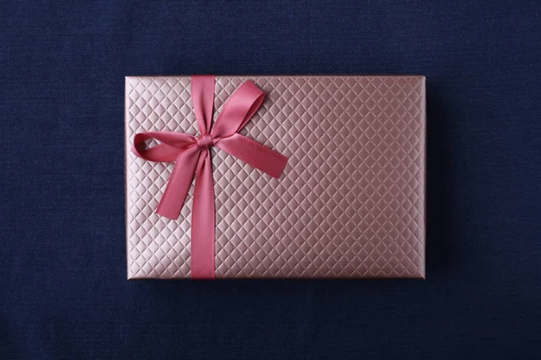 Caja de regalo con cinta aislada en mantel — Foto de Stock