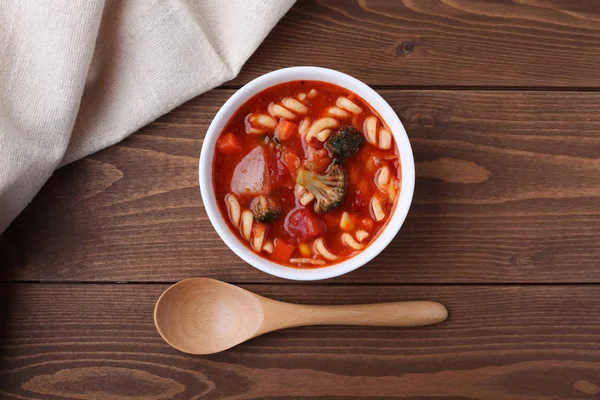 Minestrone grönsaker tomat soppa med pasta isolerad på träbord — Stockfoto