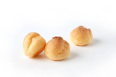 kremalı beyaz zemin üzerine izole