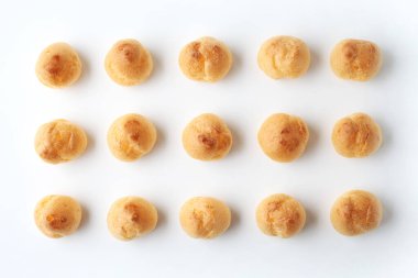 Kremalı puflar beyaz arkaplanda izole edildi