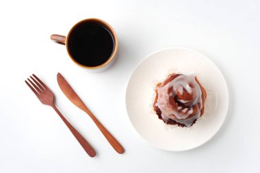 Tarçınlı ekmek ve beyaz arka planda izole edilmiş sıcak kahve.