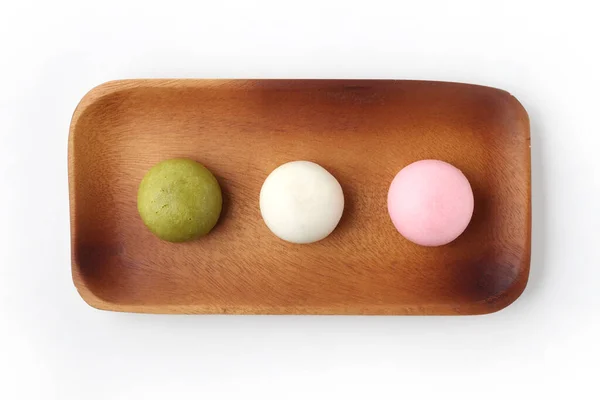 Tricolor manjyu japonês tradicional confeitaria bolo wagashi na placa isolado no fundo branco — Fotografia de Stock