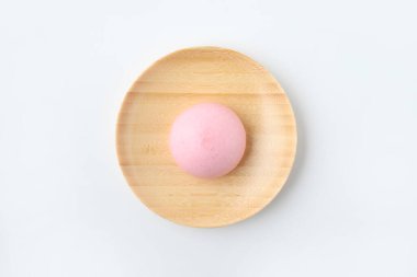 Beyaz arka planda izole edilmiş tabakta geleneksel Japon pastası wagashi.