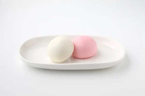 Kouhaku manjyu japonês tradicional confeitaria bolo wagashi na placa isolado no fundo branco — Fotografia de Stock