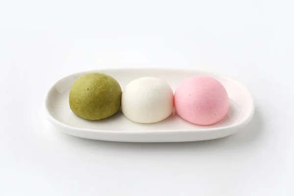 Tricolor manjyu japonês tradicional confeitaria bolo wagashi na placa isolado no fundo branco — Fotografia de Stock