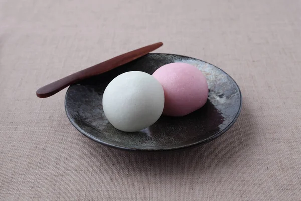 Kouhaku manjyu Japanese traditional confectionery cake wagashi on plate isolated on table cloth — 图库照片