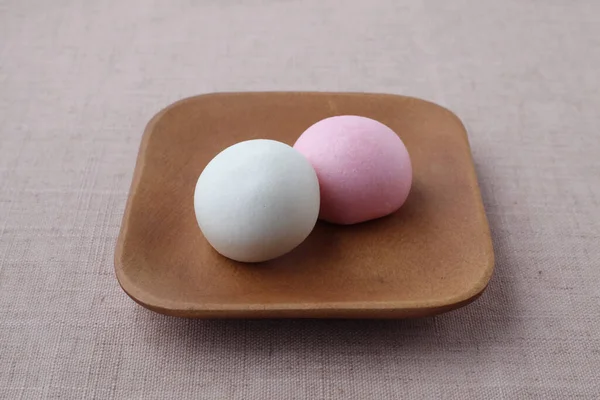 Kouhaku manjyu Japanese traditional confectionery cake wagashi on plate isolated on table cloth — Stok fotoğraf