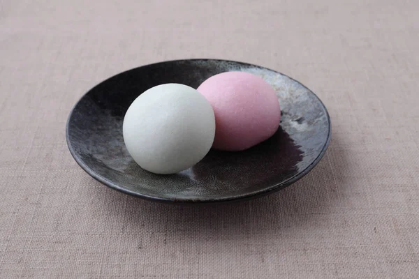 Kouhaku manjyu japonês tradicional confeitaria bolo wagashi na placa isolado na toalha de mesa — Fotografia de Stock