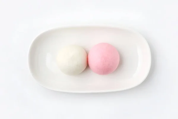 Kouhaku manjyu gâteau confiserie traditionnelle japonaise wagashi sur assiette isolée sur fond blanc — Photo