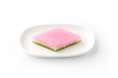 Onun himochi elmas şekilli pirinç keki Japon geleneksel şekerlemesi beyaz arka planda izole edilmiş.
