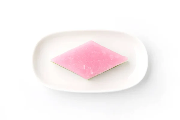 Bolo de arroz tricolor em forma de diamante hishimochi Confeitaria tradicional japonesa na placa isolada no fundo branco — Fotografia de Stock