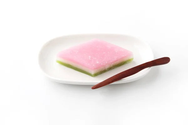 Hishimochi diamentowy trójkolorowy ryż ciasto Japoński tradycyjne słodycze na płycie izolowane na białym tle — Zdjęcie stockowe