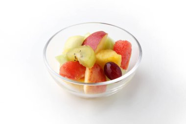 Beyaz arka planda taze meyve tatlısı