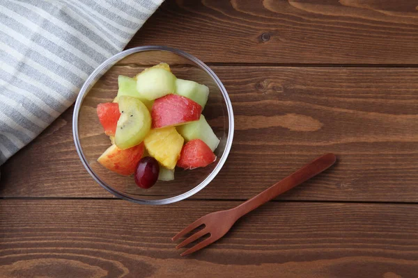 Frisk fruktdessert på trebord – stockfoto