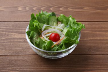 Tahta masada taze yeşil marul salatası.