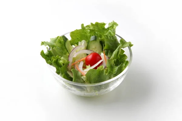 흰 바탕에 따로 놓인 그릇에 담긴 신선 한 녹색 양상추 샐러드 — 스톡 사진