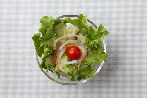 新鲜的绿色生菜沙拉,碗中隔离在桌布上 — 图库照片