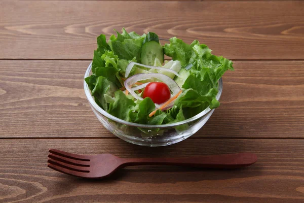 나무 식탁에 따로 놓인 그릇에 담긴 신선 한 녹색 양상추 샐러드 — 스톡 사진