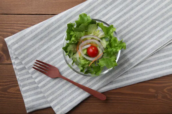 식탁용 천 위에 따로 놓인 그릇에 담긴 신선 한 녹색 양상추 샐러드 — 스톡 사진