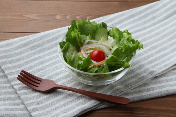 식탁용 천 위에 따로 놓인 그릇에 담긴 신선 한 녹색 양상추 샐러드 — 스톡 사진