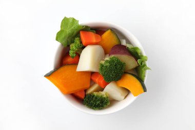 Buğulanmış sebze salatası beyaz arka planda izole edilmiş.