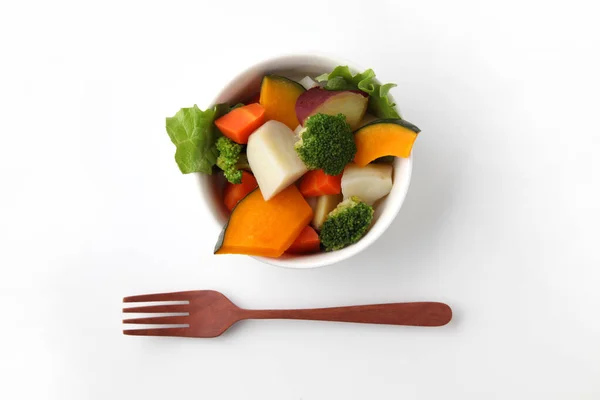 흰 바탕에 따로 놓은 그릇에 넣고 익힌 야채 샐러드 — 스톡 사진