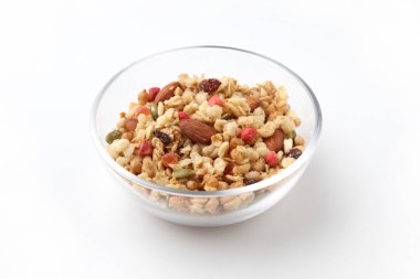 Beyaz arka planda izole edilmiş tahıl gevreği kasesi