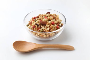 Beyaz arka planda izole edilmiş tahıl gevreği kasesi